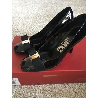 サルヴァトーレフェラガモ(Salvatore Ferragamo)の★ゆきぽん様専用★美品  フェラガモ  ヴァラ パンプス ブラック 5 1/2(ハイヒール/パンプス)