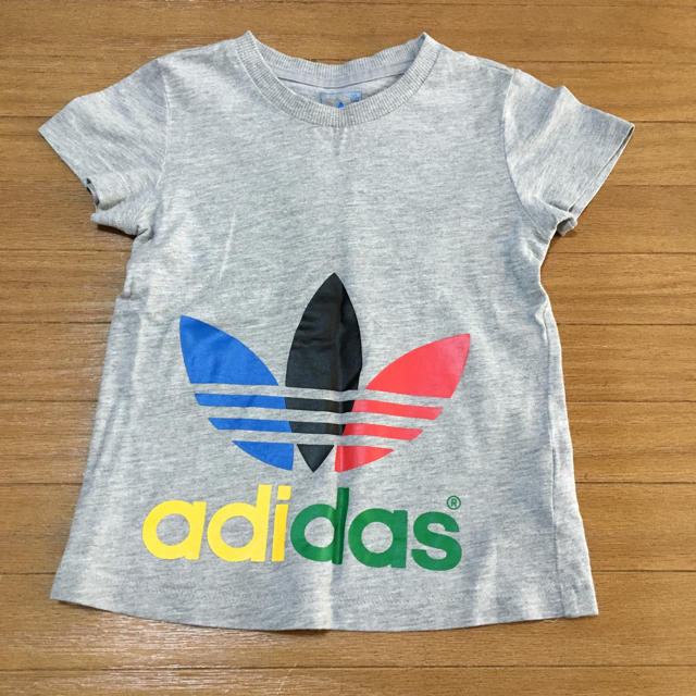 adidas(アディダス)の☆adidas☆キッズTシャツ☆サイズ100☆グレー☆ キッズ/ベビー/マタニティのキッズ服男の子用(90cm~)(Tシャツ/カットソー)の商品写真