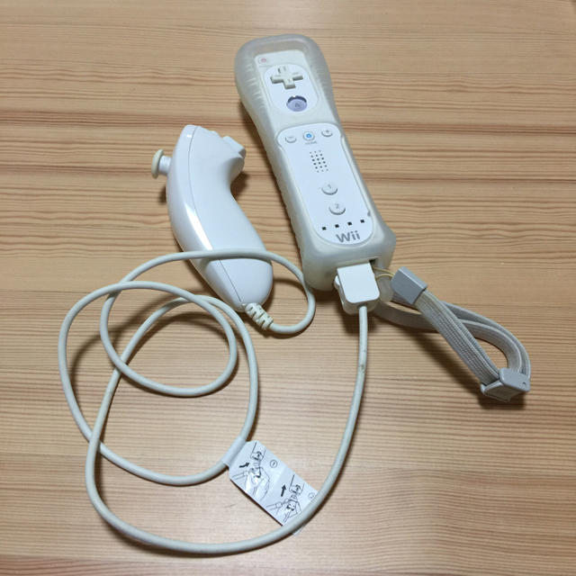 Wii(ウィー)のwii リモコン ヌンチャク付き エンタメ/ホビーのゲームソフト/ゲーム機本体(家庭用ゲーム機本体)の商品写真