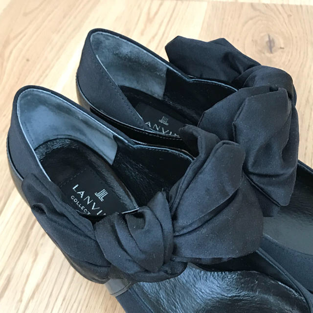 LANVIN en Bleu(ランバンオンブルー)のランバンコレクション エナメル×サテンのリボンパンプス 黒 ブラック 23.5  レディースの靴/シューズ(ハイヒール/パンプス)の商品写真
