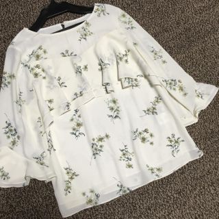 ジャスグリッティー(JUSGLITTY)のジャス♡フラワー袖フレアフリルブラウス(シャツ/ブラウス(長袖/七分))