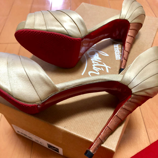 Christian Louboutin(クリスチャンルブタン)の限定セール 美品💓クリスチャンルブタン✨ゴールドベージュ オープントゥパンプス レディースの靴/シューズ(ハイヒール/パンプス)の商品写真