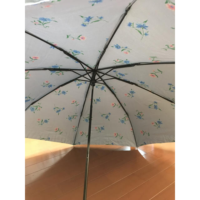 晴雨兼用 折り畳み傘 親骨の長さ60センチ　青　花柄　 レディースのファッション小物(傘)の商品写真