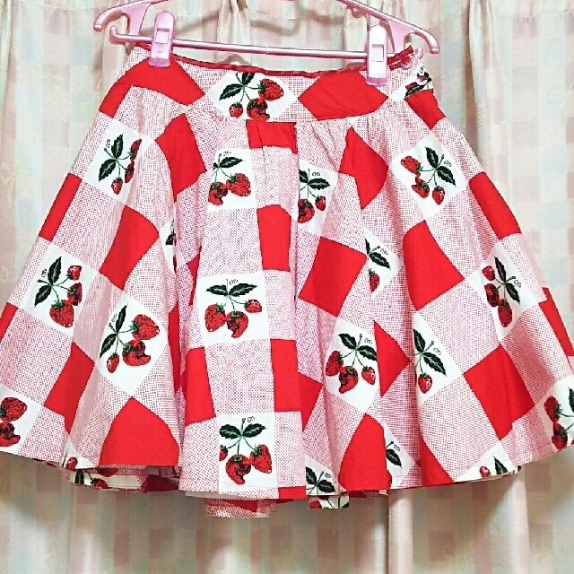 MILK(ミルク)のMILK☆スカルストロベリースカート レディースのスカート(ひざ丈スカート)の商品写真