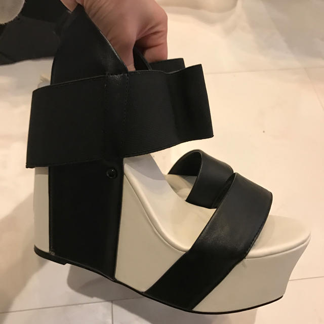 MURUA(ムルーア)のムルーア サンダル ホワイト×ブラック レディースの靴/シューズ(サンダル)の商品写真