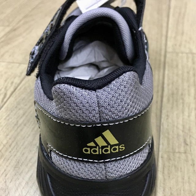adidas(アディダス)のadidas  キッズスニーカー   17センチ キッズ/ベビー/マタニティのキッズ靴/シューズ(15cm~)(スニーカー)の商品写真
