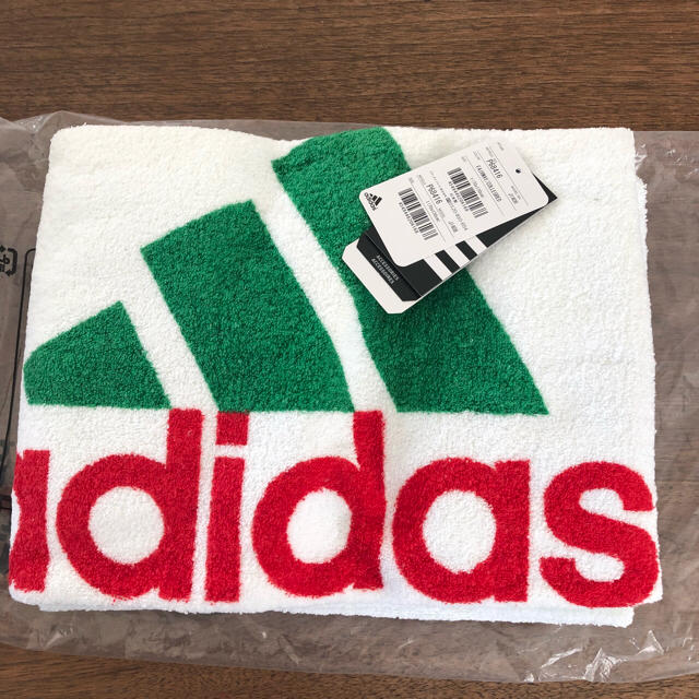 adidas(アディダス)のさーちゃん様専用 新品 adidas バスタオル インテリア/住まい/日用品の日用品/生活雑貨/旅行(タオル/バス用品)の商品写真