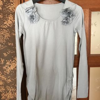 フェリシモ(FELISSIMO)の花付き長袖Tシャツ(Tシャツ(長袖/七分))