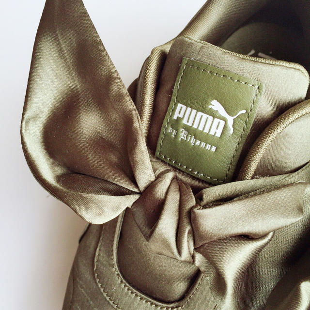 PUMA(プーマ)のPUMA FENTY by Rihanna カーキサテンスニーカー 23.0 レディースの靴/シューズ(スニーカー)の商品写真