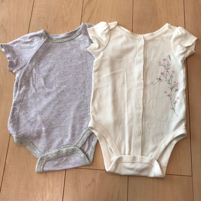 GAP(ギャップ)のgap前開き半袖ボディ4枚セット キッズ/ベビー/マタニティのベビー服(~85cm)(パジャマ)の商品写真