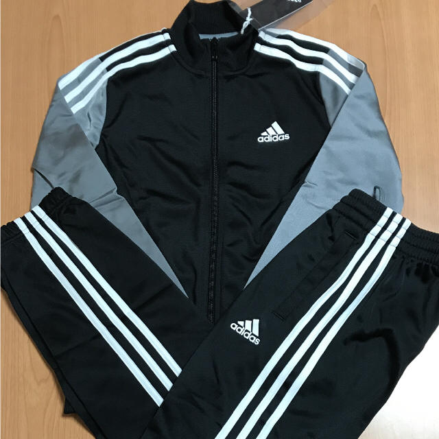 adidas(アディダス)の140㎝ adidas キッズ ジャージ上下セット ブラック×グレー キッズ/ベビー/マタニティのキッズ服男の子用(90cm~)(その他)の商品写真