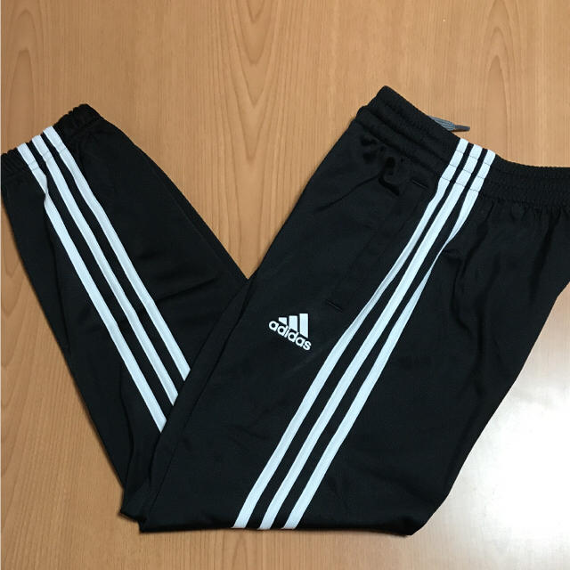 adidas(アディダス)の140㎝ adidas キッズ ジャージ上下セット ブラック×グレー キッズ/ベビー/マタニティのキッズ服男の子用(90cm~)(その他)の商品写真