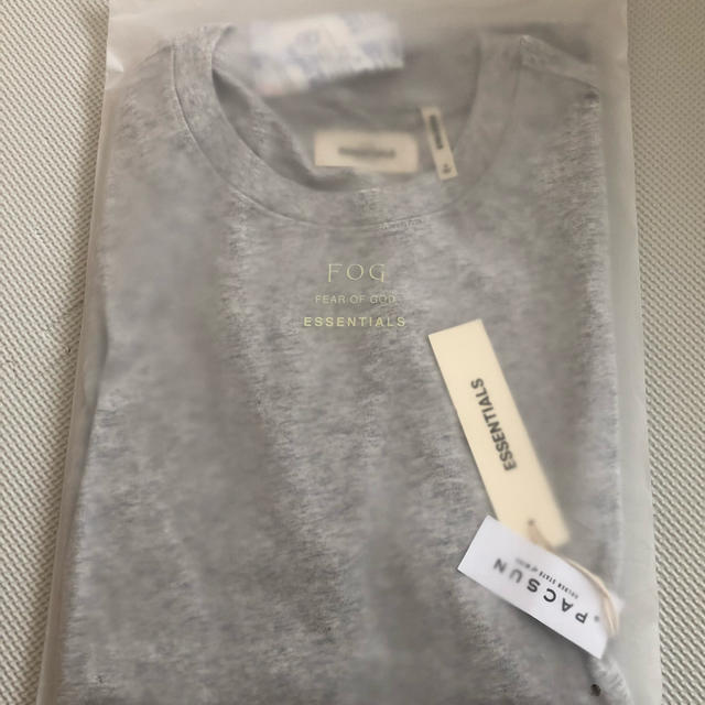 FEAR OF GOD(フィアオブゴッド)のessentials gray Tシャツ メンズのトップス(Tシャツ/カットソー(半袖/袖なし))の商品写真