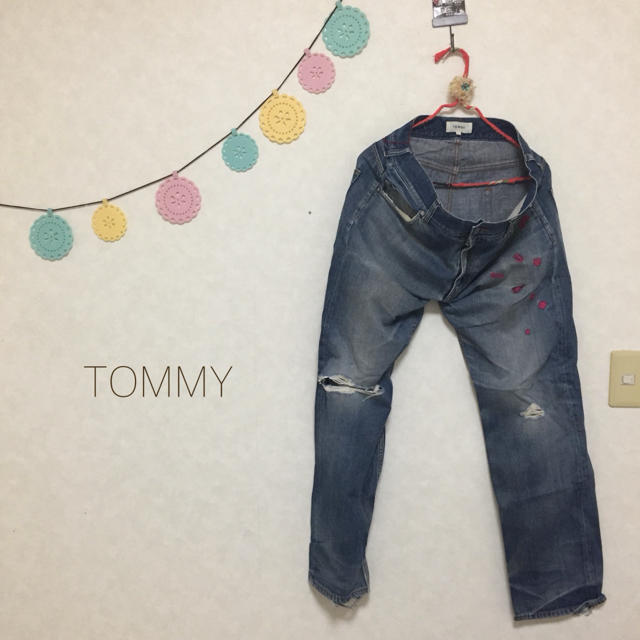 TOMMY HILFIGER(トミーヒルフィガー)のTOMMY 刺繍入りダメージデニム メンズのパンツ(デニム/ジーンズ)の商品写真