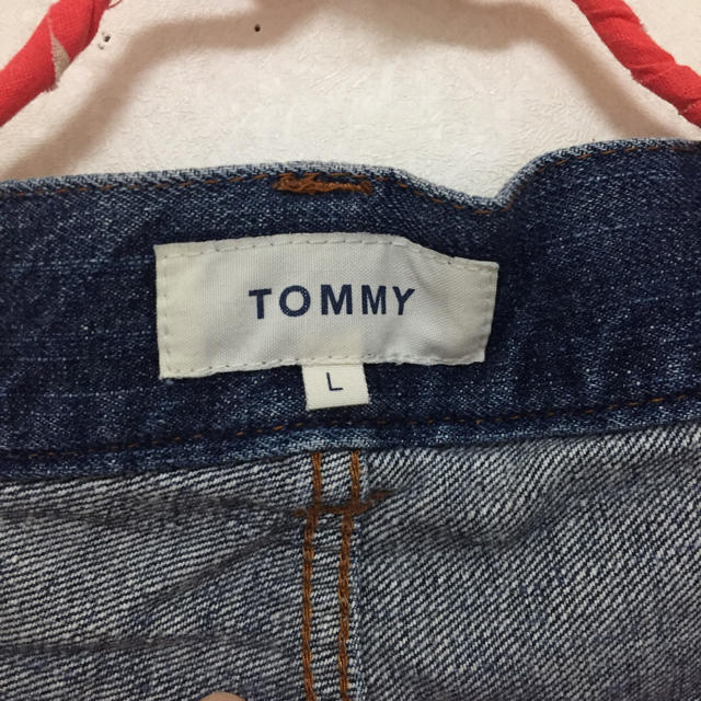 TOMMY HILFIGER(トミーヒルフィガー)のTOMMY 刺繍入りダメージデニム メンズのパンツ(デニム/ジーンズ)の商品写真