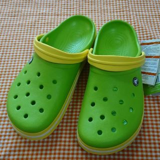 クロックス(crocs)のクロックス clocband ボルトグリーン&レモン M10W12(サンダル)