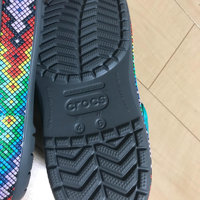 crocs(クロックス)のクロックス グレー M4W6 レディースの靴/シューズ(サンダル)の商品写真
