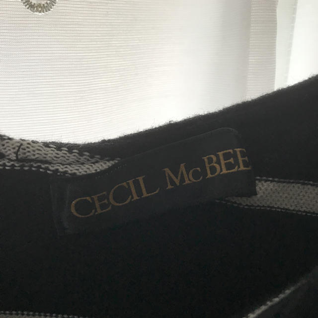 CECIL McBEE(セシルマクビー)のセシルマクビーオフショルニットボーダー胸フリルモノトーン レディースのトップス(ニット/セーター)の商品写真