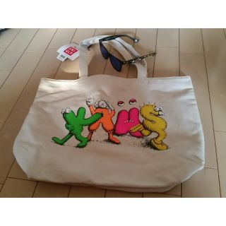 ユニクロ(UNIQLO)のUNIQLO KAWS トートバッグ(トートバッグ)