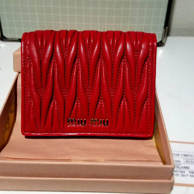 ファッション小物miumiu☆可愛いマトラッセ☆折りたたみ財布