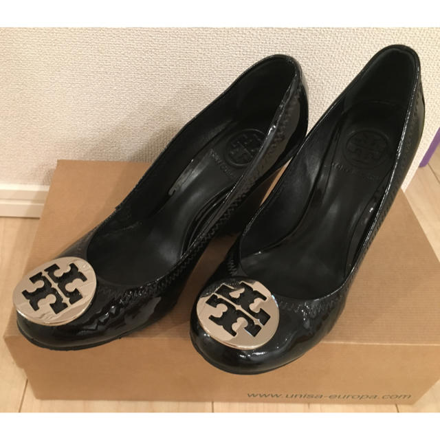 Tory Burch(トリーバーチ)のTORY BURCHエナメルウェッジソール レディースの靴/シューズ(ハイヒール/パンプス)の商品写真