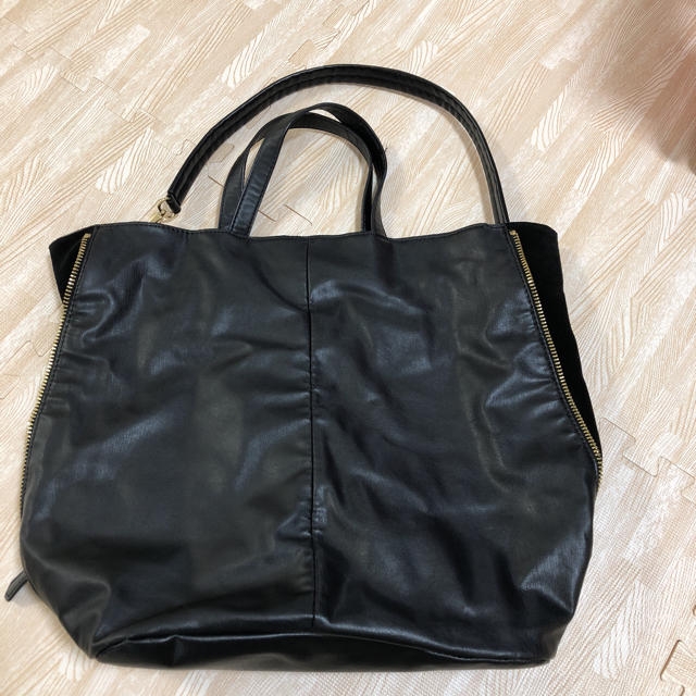 ZARA(ザラ)の値下げ ！ ZARAスタッズ付き黒レザー調バック   レディースのバッグ(ショルダーバッグ)の商品写真