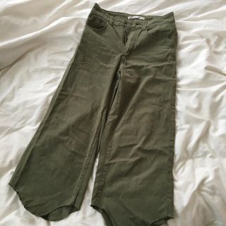 ザラ(ZARA)のzara カーキ パンツ(クロップドパンツ)