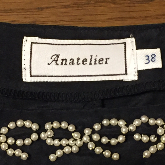 anatelier(アナトリエ)のanatelier    フェイクパールビジュー  ブラウス  黒 レディースのトップス(シャツ/ブラウス(半袖/袖なし))の商品写真