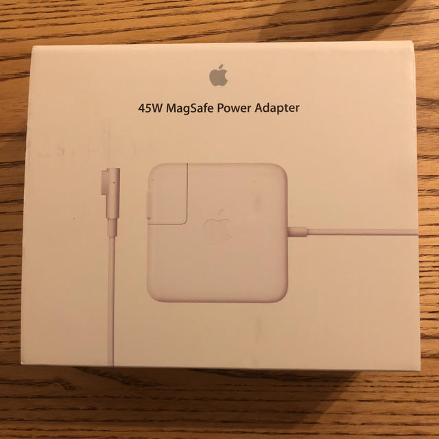 Apple(アップル)の45w Magsafe power adapter スマホ/家電/カメラのPC/タブレット(PC周辺機器)の商品写真