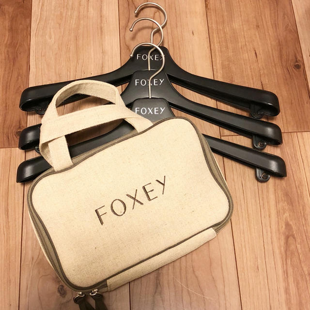 FOXEY(フォクシー)のFOXEYフォクシー ハンガー、トラベルポーチ セット ノベルティ レディースのファッション小物(その他)の商品写真