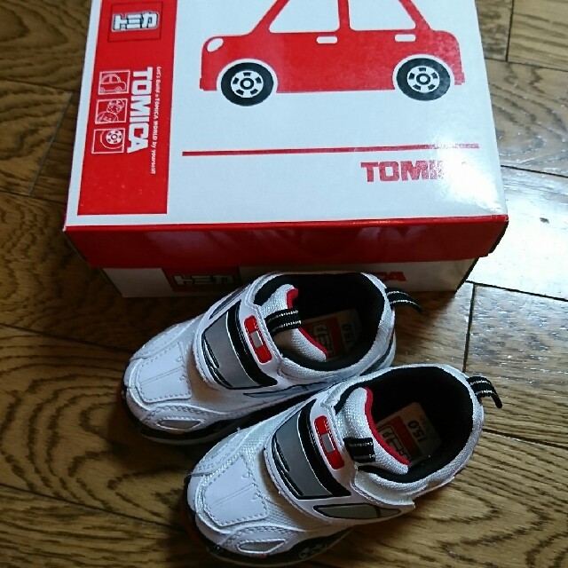 Takara Tomy(タカラトミー)の光る❗トミカ靴 キッズ/ベビー/マタニティのキッズ靴/シューズ(15cm~)(スニーカー)の商品写真