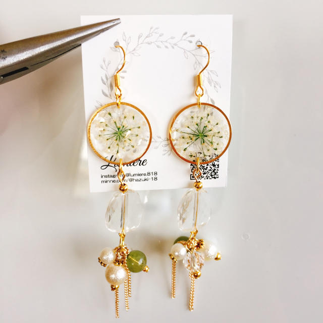 レースフラワーのレジンピアス/イヤリングの通販 by Lumiere |ラクマ