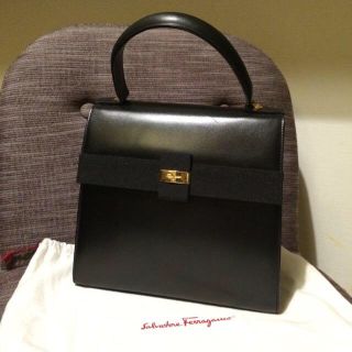 フェラガモ(Ferragamo)のフェラガモ☺︎黒ハンドバッグ(ハンドバッグ)