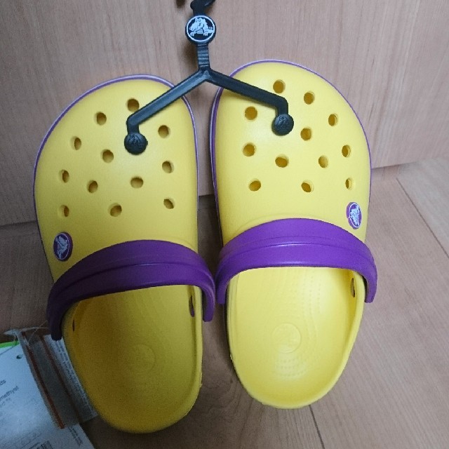 crocs(クロックス)のクロックス・黄色×紫・キッズ・19㎝・新品未使用 キッズ/ベビー/マタニティのキッズ靴/シューズ(15cm~)(サンダル)の商品写真