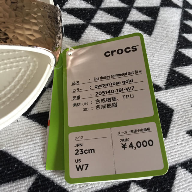 crocs(クロックス)の★yuri★様専用  新品★クロックス メタリックサンダル ホワイト 23cm レディースの靴/シューズ(サンダル)の商品写真