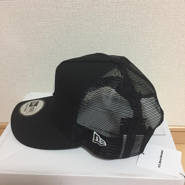 F.C.R.B.(エフシーアールビー)のFCRB 18SS NEW ERA EMBLEM MESH CAP BLACK  メンズの帽子(キャップ)の商品写真