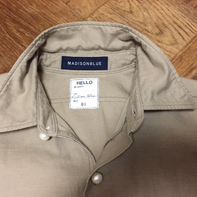 MADISONBLUE(マディソンブルー)のマディソンブルー パールボタンシャツ 01 レディースのトップス(シャツ/ブラウス(長袖/七分))の商品写真