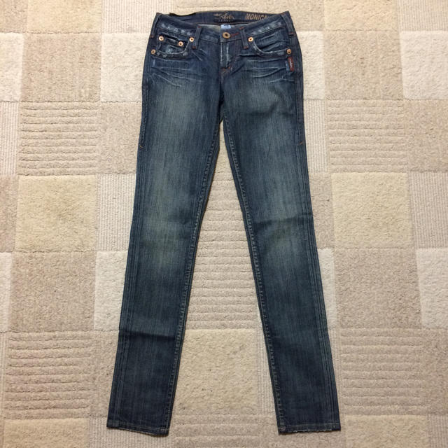 Silver JEANS(シルバージーンズ)の新品 シルバージーンズ セール25インチ スキニーデニム 海外購入超激安 レディースのパンツ(デニム/ジーンズ)の商品写真