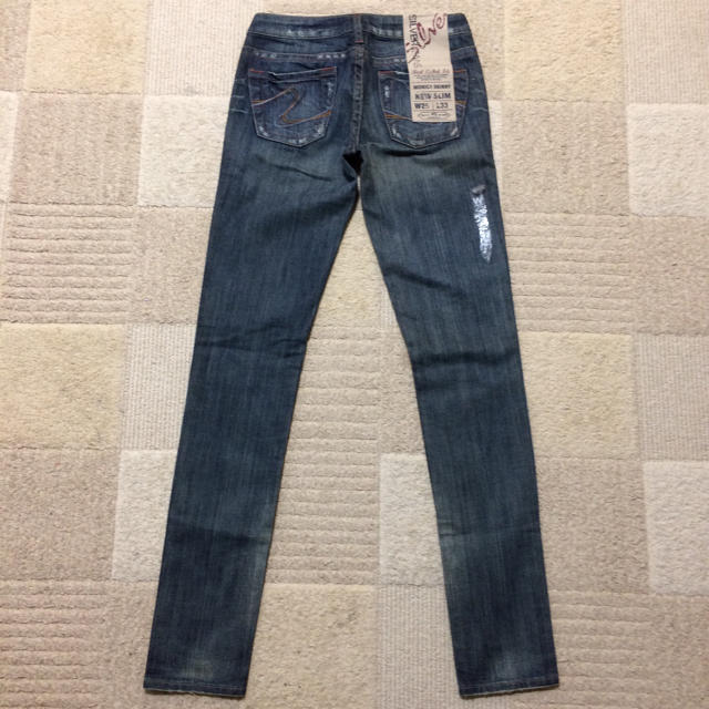 Silver JEANS(シルバージーンズ)の新品 シルバージーンズ セール25インチ スキニーデニム 海外購入超激安 レディースのパンツ(デニム/ジーンズ)の商品写真