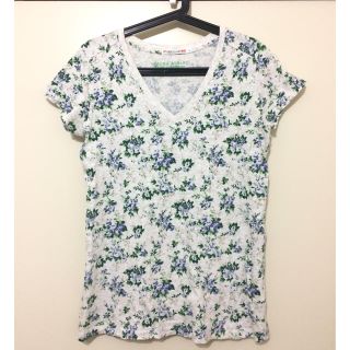 ユニクロ(UNIQLO)の【美品】花柄Tシャツ(青)｜ユニクロ｜ローラアシュレイ(Tシャツ(半袖/袖なし))