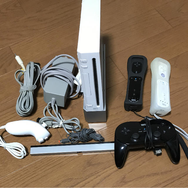 Wii(ウィー)のWii 本体 エンタメ/ホビーのゲームソフト/ゲーム機本体(家庭用ゲーム機本体)の商品写真