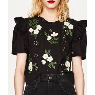 ザラ(ZARA)のZARA 黒花柄トップス バックレースアップ(カットソー(半袖/袖なし))