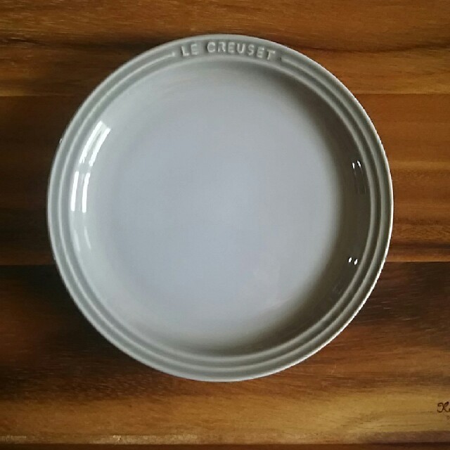 LE CREUSET(ルクルーゼ)のルクルーゼ お皿 2枚 ミストグレー 19㎝ インテリア/住まい/日用品のキッチン/食器(食器)の商品写真