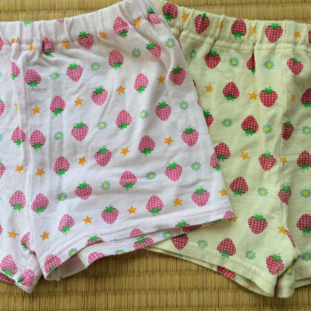 FELISSIMO(フェリシモ)のNNN様専用  ユニクロTシャツ２枚&オーバーパンツ ２枚セット(130) キッズ/ベビー/マタニティのキッズ服女の子用(90cm~)(パンツ/スパッツ)の商品写真