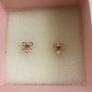 ジルスチュアート(JILLSTUART)のピンクゴールド リボン ピアス(ピアス)