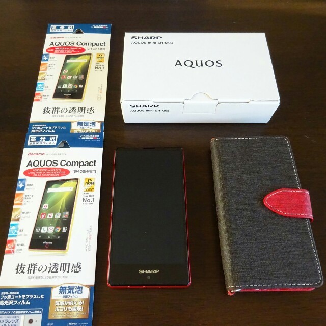 SHARP(シャープ)のSHARP SH-M03 AQUOS mini RED レッド 赤（おまけ付き） スマホ/家電/カメラのスマートフォン/携帯電話(スマートフォン本体)の商品写真