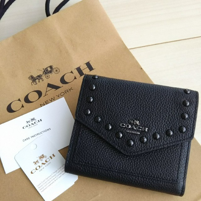 COACH - 今期 新作 COACH スタッズ ２つ折り財布 黒 ブラックの通販 by