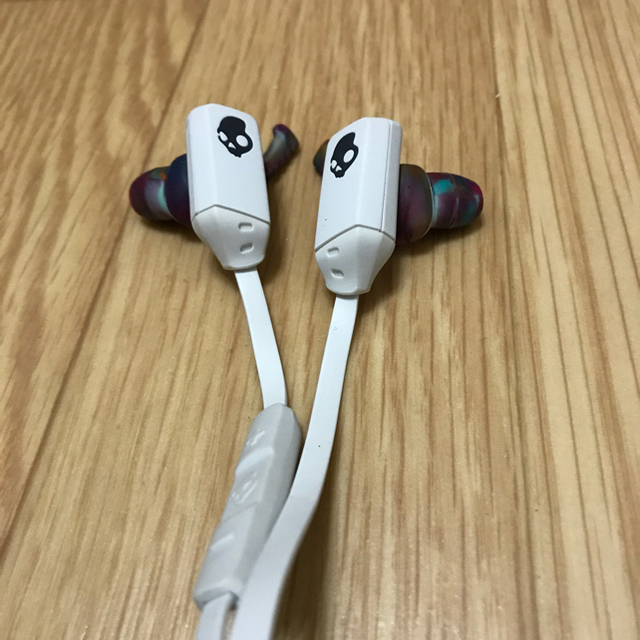 Skullcandy(スカルキャンディ)のSkullcandy Bluetooth イヤホン ほぼ新品 スマホ/家電/カメラのオーディオ機器(ヘッドフォン/イヤフォン)の商品写真