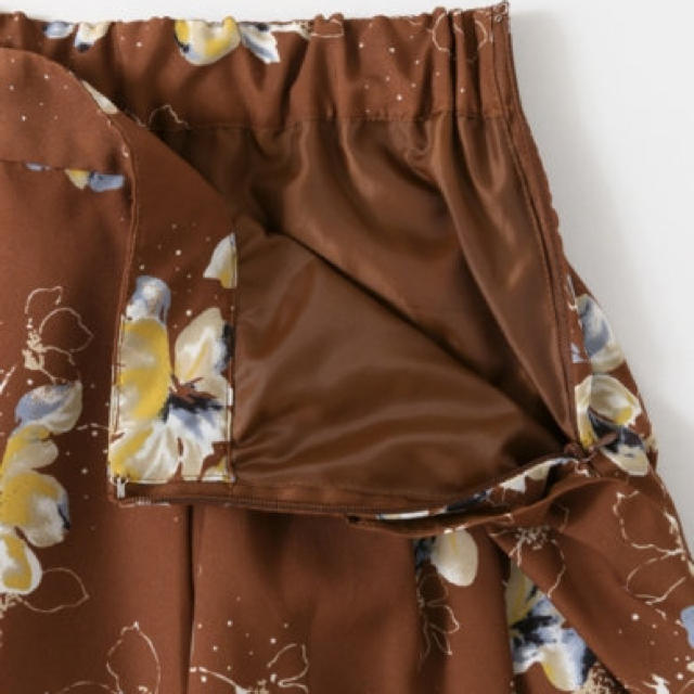 KBF(ケービーエフ)のKBF  フロントスリットプリントスカート＊UR 花柄ブラウン レディースのスカート(ロングスカート)の商品写真