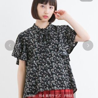 メルロー(merlot)のメルローリボンタイ付きフラワー柄シャツ(シャツ/ブラウス(半袖/袖なし))